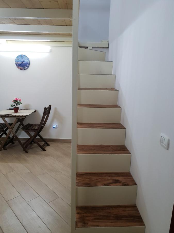 Casa Basile 15 Bed & Breakfast เนเปิลส์ ภายนอก รูปภาพ
